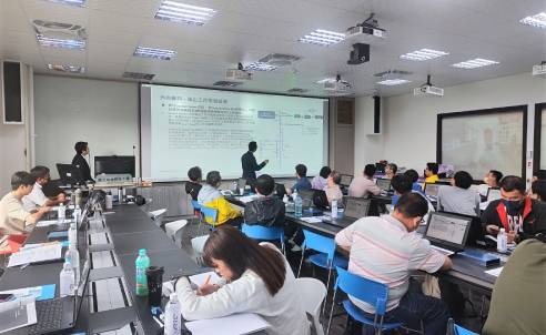 MINMAX Technology는 National Kaohsiung University of Science and Technology에서 철도 절연 전원 모듈 과정을 가르쳤습니다.