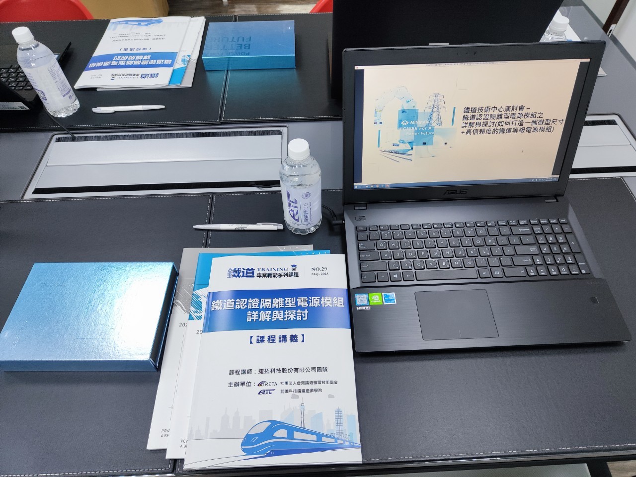 捷拓科技為學生準備的教學手冊以及產品樣品盒